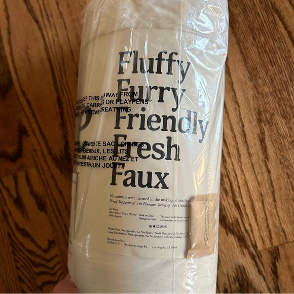 UnHide Lil Marsh vegan furry blanket NWT NIP in color Snow White size small - Picture 5 of 6